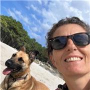 Doy clase de yoga integral, donde se profundiza en la práctica de hatha yoga, la Meditacion y activación del Prana o energía vital